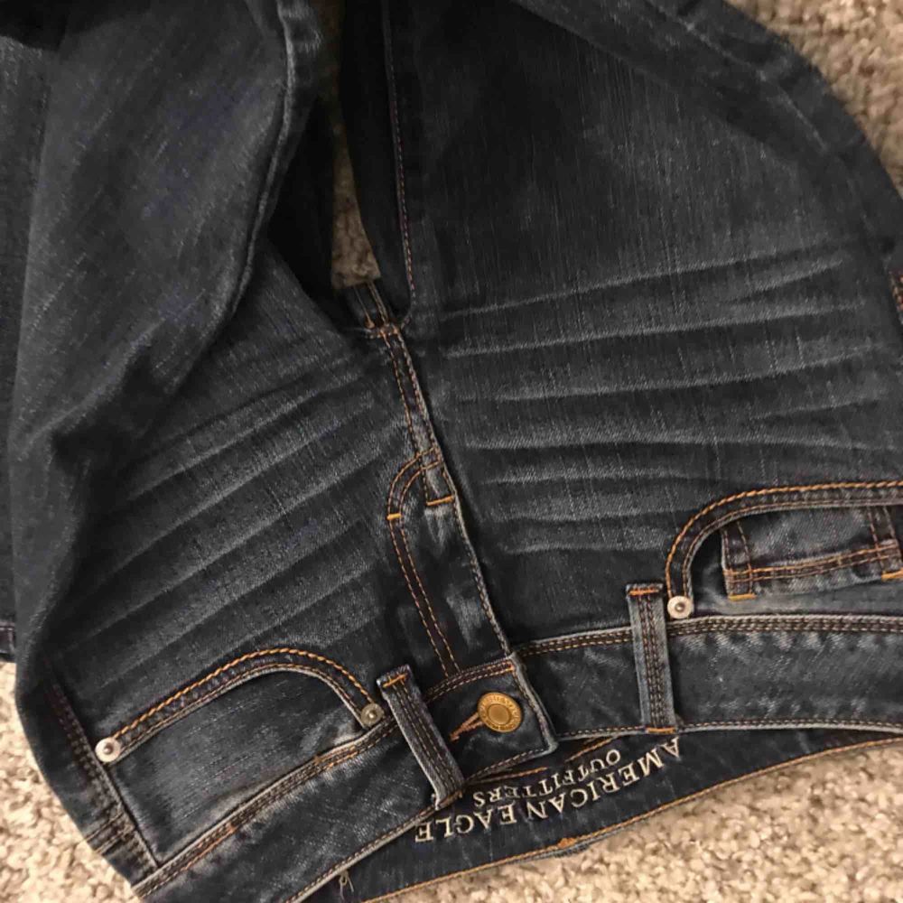 Ett par American eagle kick bootcut jeans i strl 00- Xs, nypris 1000kr, mitt pris - 200kr💖💖. Jeans & Byxor.