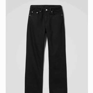Svarta jeans i modellen Voyage från Weekday. Midja 27, längd 28. Oanvända med lappar kvar! Finns fortfarande i butik, nypris 500 kr. Möts gärna upp i Göteborg, men frakt funkar också! 🌞🌞  