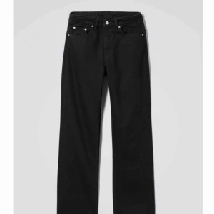  - Svarta jeans i modellen Voyage från Weekday. Midja 27, längd 28. Oanvända med lappar kvar! Finns fortfarande i butik, nypris 500 kr. Möts gärna upp i Göteborg, men frakt funkar också! 🌞🌞  
