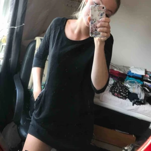  - Superfin tunika med fejk-läderdetaljer vid fickorna! Endast provad, strl S😊