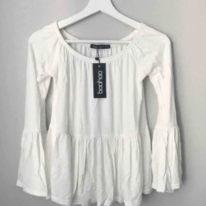  - Fraktkostnaden är inkluderad i priset 💌  Helt oanvänd off shoulder topp från Boohoo med tag kvar. 
