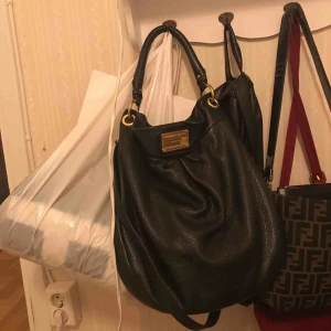  - Säljer nu denna väska efter flera år hos mig. Väskan är i bra skick förutom handtaget som är slitet (se bild 3). Men det är inget man tänker på när man har på sig väskan (men därav det billiga priset. I köptes för cirka 4000kr. 