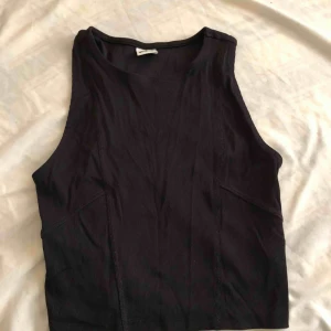  - Svart topp från Gina Tricot. Aldrig använd, Frakt ingår