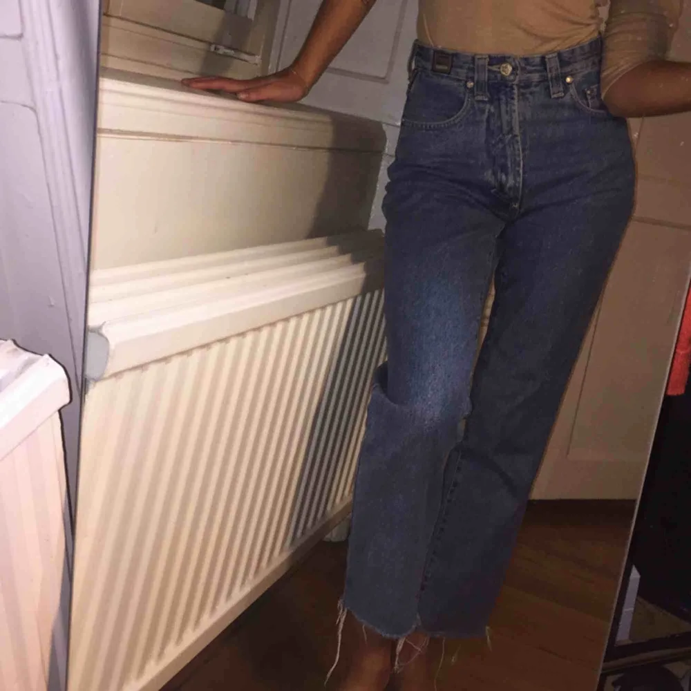 Versace jeans, passar xs/xxs. Jag på bilden är 160cm lång. Köpare står för frakt, men jag kan också mötas upp i Stockholm.. Jeans & Byxor.
