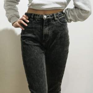 💕Så snygga jeans från Monki i storlek 26💕 Säljer då dom är lite små för mig. Endast använt dom få gånger. köparen står för frakt. Tar bara swish