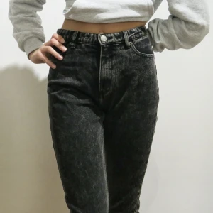  - 💕Så snygga jeans från Monki i storlek 26💕 Säljer då dom är lite små för mig. Endast använt dom få gånger. köparen står för frakt. Tar bara swish