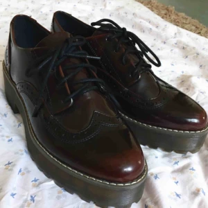  - Höga skor från monki i storlek 40 men tycker att de är lite mer som 39. Skorna är endast provade några gånger och i fint skick! Frakten ingår i priset, bara att skriva för mer bilder eller frågor.