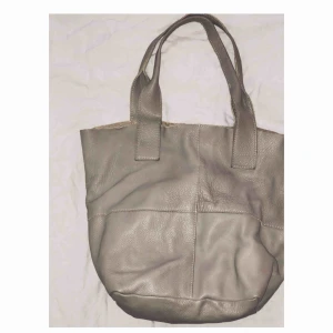  - Skinnväska i måtten höjd ca.36cm brädd ca.42cm och  Djup ca.20 cm - oanvänd! Kommer tillhörande plånboksficka. Handtagen passar perfekt över axeln. Väskan är köpt i Italien och märket är okänt. 