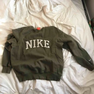  - Grön Nikesweatshirt, köpt i Köpenhamn på episode. Bra skick!! Väldigt mjuk o skön. Kan frakta men möts helst i Stockholm