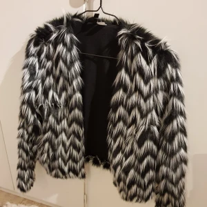  - Jacka i fuskpäls, använd ca 2 gånger.  Frakt tillkommer! 🌸