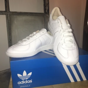  - Brand new, never used Adidas Originals BW Army in White Retail price: 1499 sek Comes with the box and extra shoelaces  Size 40 2/3  Shipping not included, meet ups in Stockholm