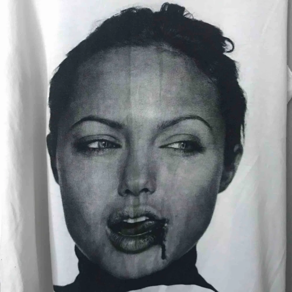 Oversized linne med Angelina Jolie. Frakt på 36kr tillkommer. 💌. Toppar.