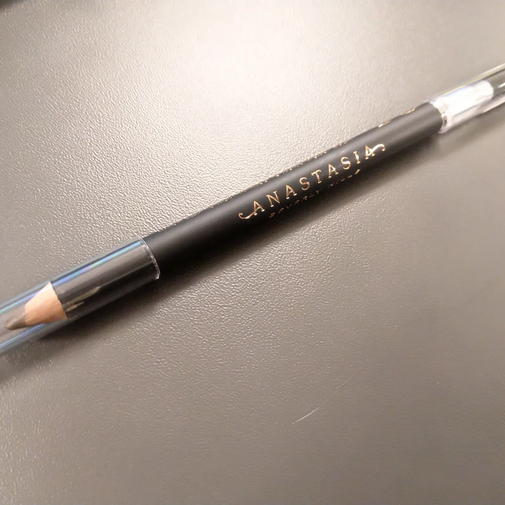 Anastasia Beverly Hills Perfect Brow Pencil. Helt ny! Färg: Taupe. Köparen står för frakten.. Övrigt.