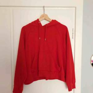 Röd hoodie från Monki. Superskön, varken tjock eller tunn.