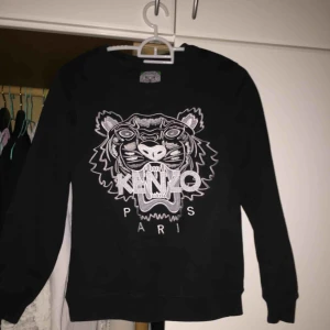  -  Säljer min kenzo Paris tröja pga för kort i armarna på mig , storlek S och använd ett fåtal gånger , pris kan diskuteras vid snabb affär 