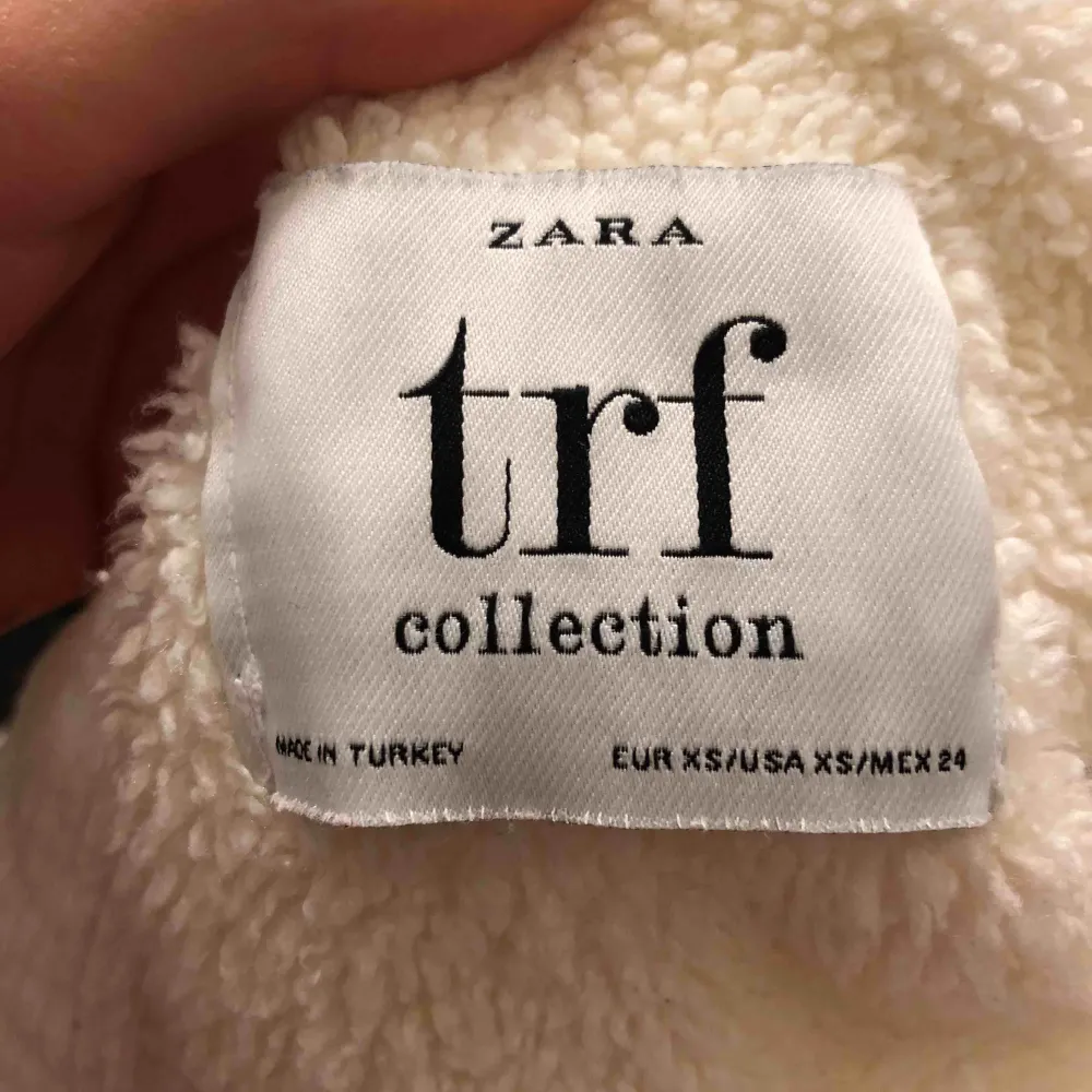 Kortare modell på manchester jacka från Zara med teddy fodring på insidan. Köptes i mitten på september o knappt använd. Nypris 599:-. Jackor.