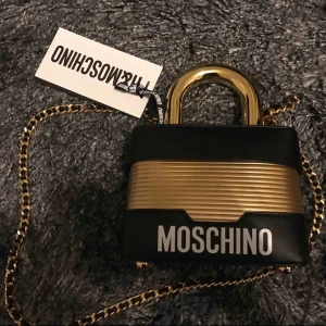  - Från Hm x Moschino kollektion. Helt nytt, kan mötas upp vid t-centralen eller Odenplan. Kan skicka via post, 60kr på frakt med spårbar