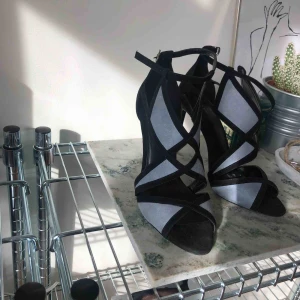  - Coola klackar från Zara! Otroligt fin blå färg. Jättefint skick! Funkar för str 38/39