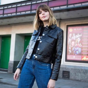  - svart vinyljacka från lindex. nyskick! lånad förstabild