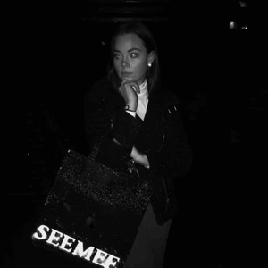  - Vill du synas i mörket? Då är SEE MEE UF din räddning. Vi är ett reflexföretag med målet att säkra vägarna med hjälp av tygkassar. Det två första bilderna visar hur du kommer synas med tygkassarna och utan. Vid intresse är du välkommen att ta kontakt. 