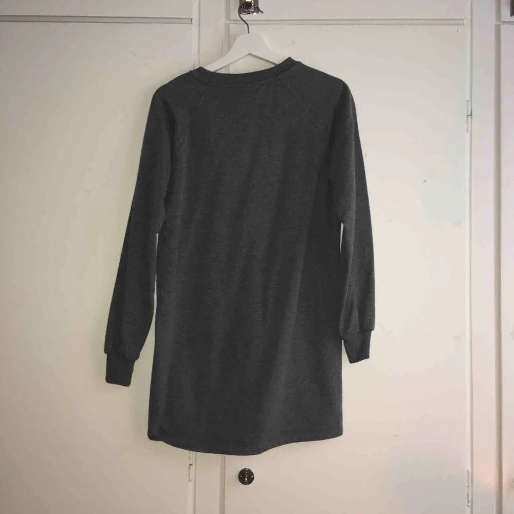 Jätteskön och snygg sweatshirt klänning från GinaTricot, så gott som ny. 100kr möts upp i Stockholm eller fraktar, köparen står för Frakt.. Klänningar.