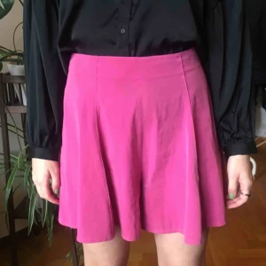  - rosa byxkjol från Humana i sthlm. hög midja och vida ben, dragkedja bak