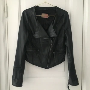  - Skinnjacka modell kortare från St Tropez i 100% läder. Väldigt mjukt och använd så att den fått en riktigt lyxig look!   Kan mötas upp i centrala Sthlm, kan även skicka - köparen betalar frakt. 