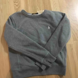  - Jävligt skön Raffe tröja, köpt i USA för 700kr Storlek S, köparen står för frakt ;))