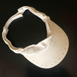  - Reglerbar keps med pärlor