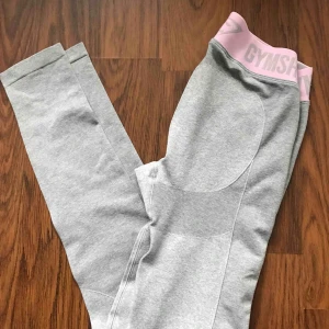  - Nya och oanvända träningstights från Gymshark i small. Ljusgråa med ljusros resår i midjan. 
