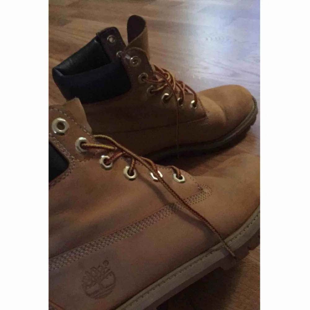 Timberlands kängor. Storlek 36 men stora i storlek så är som en 37. Nypris ca 2000:-. Köparen står för frakt.. Skor.