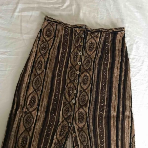  - Vacker kjol från second hand med knappar. Säljs då den är för stor för mig