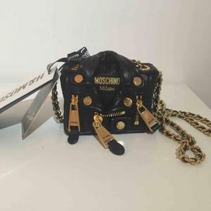 Helt ny väska i läder från Moschino [TV] H&M. 
