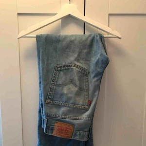  - Ett par snygga light-washed 507 Levis jeans i bra skick!