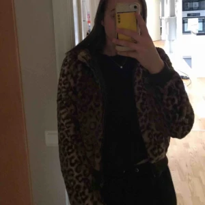  - Leopard pälsjacka mes dragkedja  Väldigt mysig o croppad