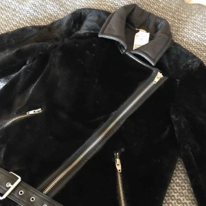  - Bikerjacka från hm med snygga detaljer. Otroligt varm. Aldrig använd! 