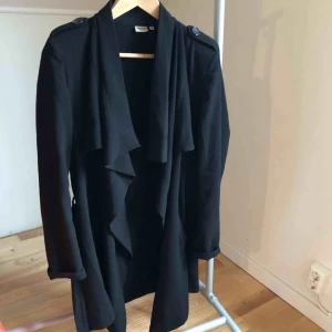  - Trench coat. Ska flytta så rensar kläder som ej används eller kommit till användning! Köparen står för frakt :-)