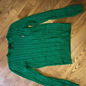  - Kabelstickat Ralph lauren tröja. Sååå fin färg men ska flytta så rensar kläder som ej används eller kommit till användning! Köparen står för frakt :-)