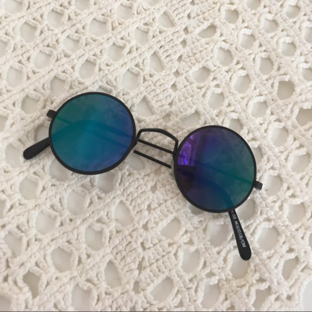 Runda solglasögon från Hindsight Vintage som reflekterar i lila/blått. Frakt diskuteras vid köp 💗. Accessoarer.