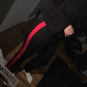  - Byxor med röd rand! Aldrig använda.   Nypris: 250.           Mitt pris: 90       Köparen står för frakt