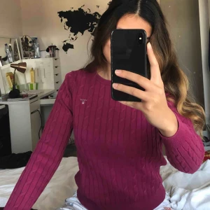  - Gant kabelstickad tröja! Lila/rosa färg Superfint skick, använd fåtal gånger Frakten ingår i priset😊 köpt för 1200 säljer för 1000kr billigare