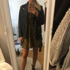  - Super snygg leopard klänning från NA-K. Använd en gång så i bra skick! 