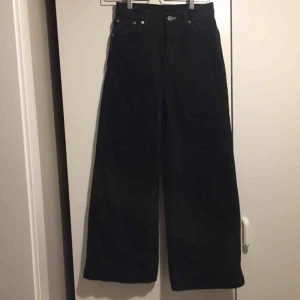  - Weekday jeans i modellen ”Ace”, storlek 25 men passar mig som är 26-27. Oanvända! Hög midja+raka breda ben. Porto på 58kr tillkommer.