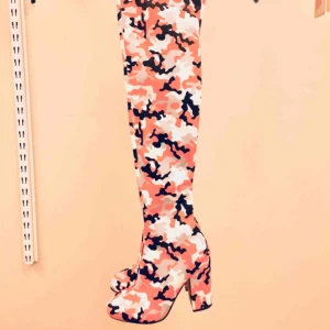  - Lårhöga stövlar i camomönster