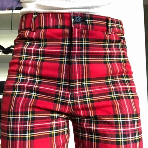  - Säljer dessa underbara byxor som är använda endast ett fåtal gånger. Från Monki. Köpta för 300 kr!  Vid snabb affär kan jag tänka mig att sänka priset!  Frakt ingår! 