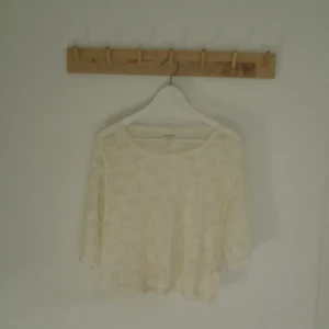  - Spetströja från Monki med utsvängande 3/4 ärm. Aldrig använd! Kan skickas om köparen står för frakt. Betalas med swish🎉