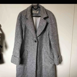  - Jättefin kappa som passar till allt. Mysig och varm nu till vintern ❄️ 