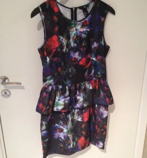 Klänning ifrån H&M. Aldrig använd, felköp av storlek.  - Klänning ifrån H&M. Aldrig använd, felköp av storlek. 