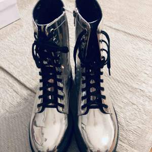 Monki silver boots. Nästan oanvända. 4cm klack, 2 cm platå. 