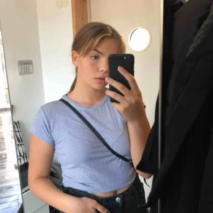  - En fin tröja från brandy Melville i fint skick. Inköpt för 250kr. Passar flera storlekar pågrund av stretch. Jag på bilden har storlek S/M. Möts upp eller så står köparen för frakt